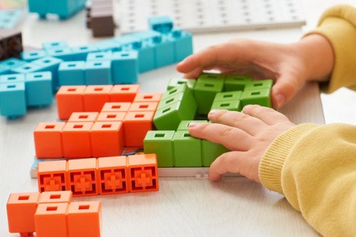 Эта реалистичная головоломка в стиле тетрис помогает стимулировать творческие способности детей.