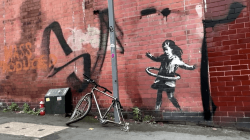 Бэнкси уходит от своего недавнего политического искусства с граффити девушки-хула-хупинг