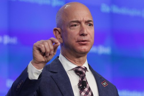 Трамп обвиняет Amazon в том, что она использует почтовую службу США в качестве дешевого «курьера», но он ошибается