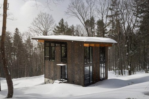 Эта уютная зимняя кабина в Вермонте была построена, чтобы помочь вам общаться с семьей и природой!
