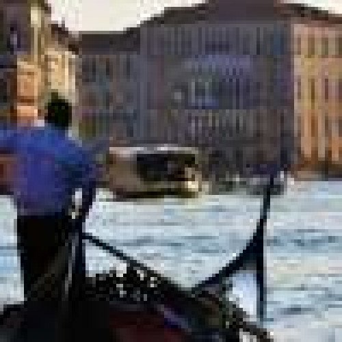 Венецианский художник удивляет город своей концепцией скрипичной лодки. Необычная лодка едет по Большому каналу с музыкантами, выполняющими на борту